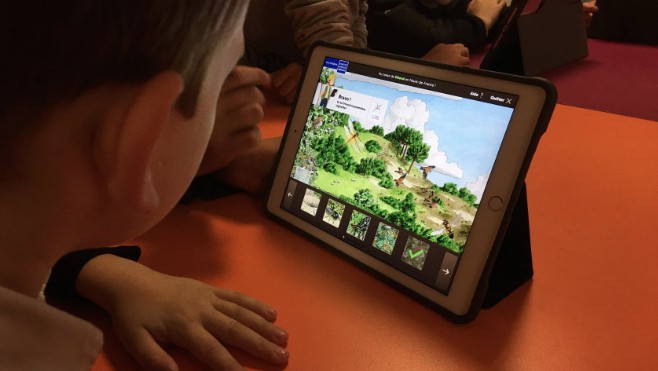collégien de Saint Martin à Marquise devant le jeux en ligne